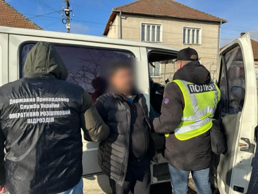 12 мужчин пытались незаконно перейти границу с Венгрией 