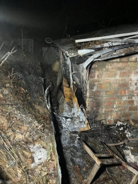 Атака дронів на Київську область: ППО відпрацювала по цілях, уламки пошкодили будинки 2 Атака дронів на Київську область: ППО відпрацювала по цілях, уламки пошкодили будинки