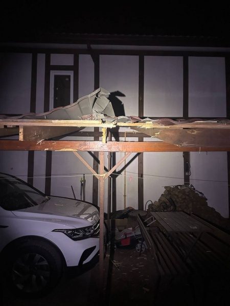 Атака дронів на Київську область: ППО відпрацювала по цілях, уламки пошкодили будинки 4 Атака дронів на Київську область: ППО відпрацювала по цілях, уламки пошкодили будинки
