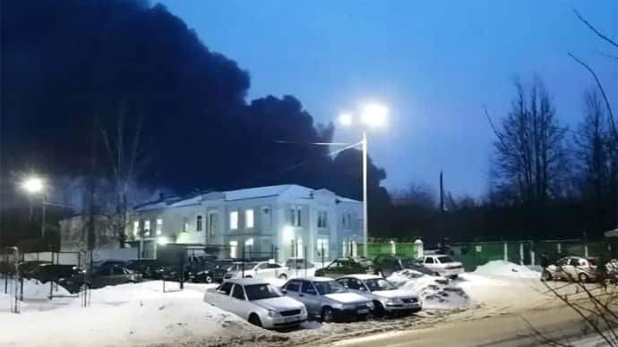 На нефтебазе в Брянской области Росии произошел пожар после атаки беспилотника. Фото, видео  