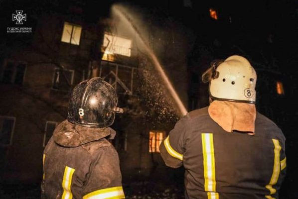 ''Ни одной уцелевшей квартиры'': СМИ показали жилой дом в Одессе после атаки РФ после атаки РФ 