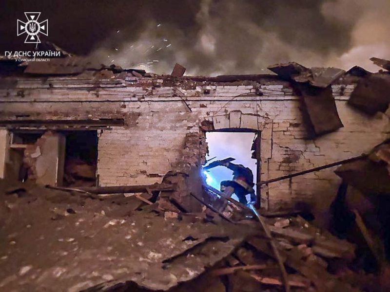 Окупанти атакували Сумський район, почалася масштабна пожежа в житловому секторі 3 Окупанти атакували Сумський район, почалася масштабна пожежа в житловому секторі