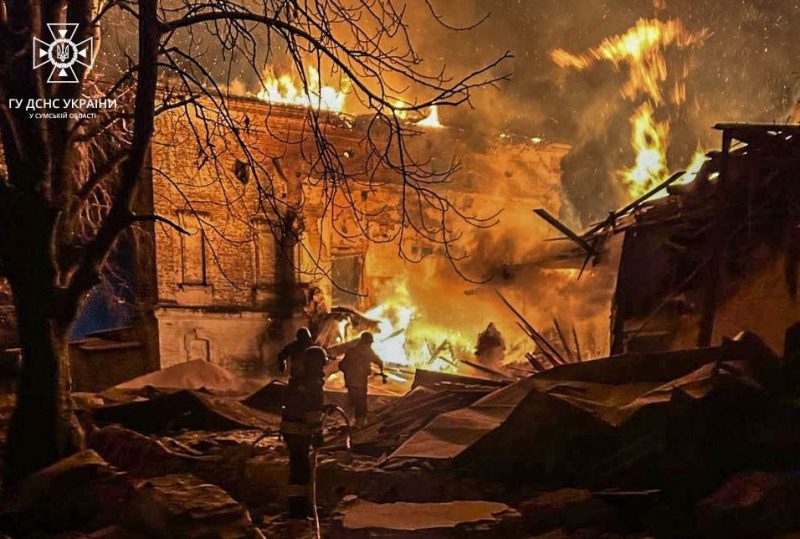 Окупанти атакували Сумський район, почалася масштабна пожежа в житловому секторі 2 Окупанти атакували Сумський район, почалася масштабна пожежа в житловому секторі