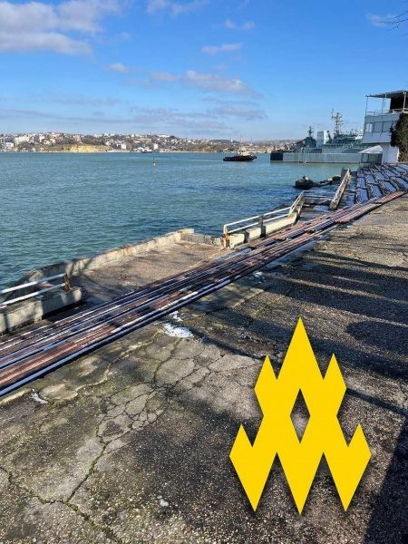 Партизани зафіксували прибуття великого десантного корабля РФ до Криму (фото) 4 Партизани зафіксували прибуття великого десантного корабля РФ до Криму (фото)