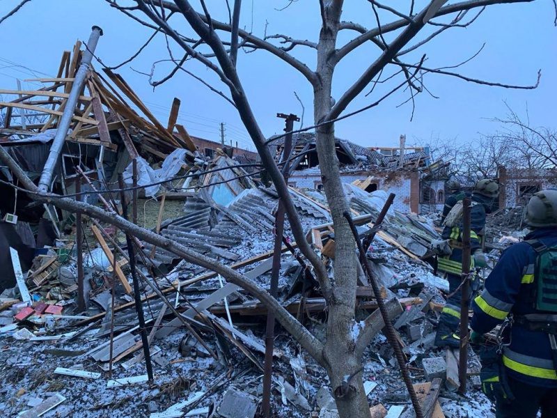 Під завалами людина. Окупанти вдарили по будинку у Зміїві, є постраждалі