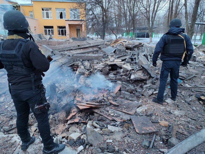 Під завалами людина. Окупанти вдарили по будинку у Зміїві, є постраждалі