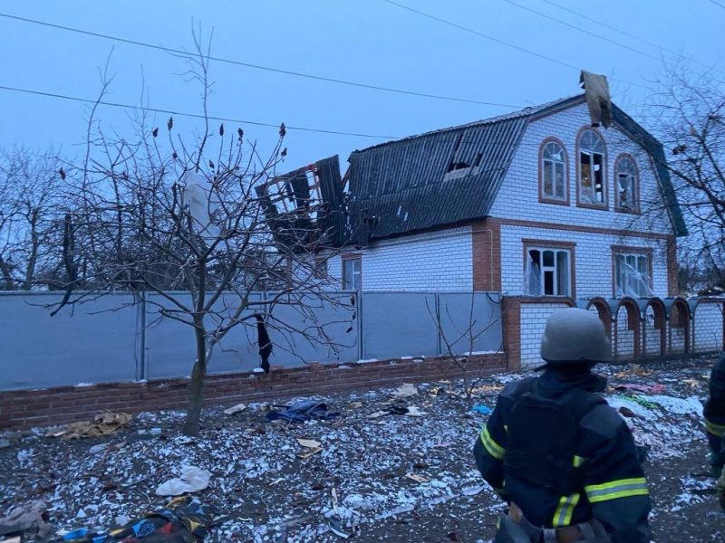 Під завалами людина. Окупанти вдарили по будинку у Зміїві, є постраждалі