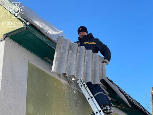 Ракетная атака РФ: в Чернигове повреждены более 20 домов и магазины 