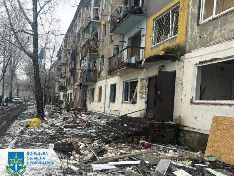 РФ вдарила по Мирнограду у Донецькій області: багато пошкоджень, троє постраждалих