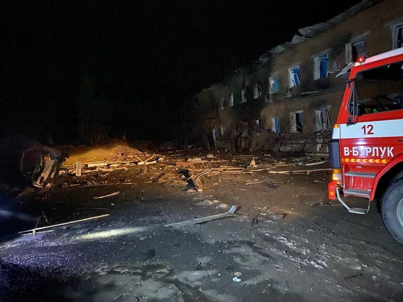 Росіяни скинули авіабомби на лікарню у Харківській області: є постраждалі (фото) 3 Росіяни скинули авіабомби на лікарню у Харківській області: є постраждалі (фото)