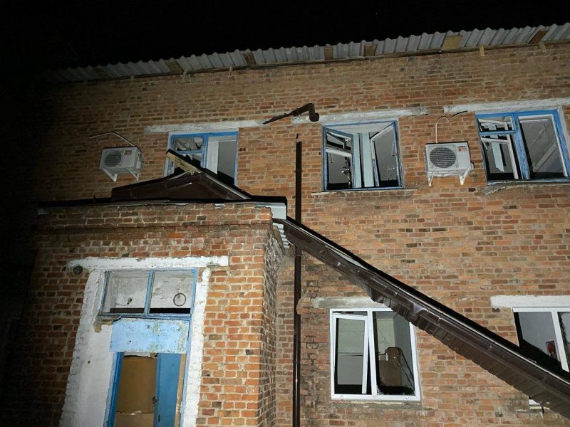 Росіяни скинули авіабомби на лікарню у Харківській області: є постраждалі (фото) 4 Росіяни скинули авіабомби на лікарню у Харківській області: є постраждалі (фото)