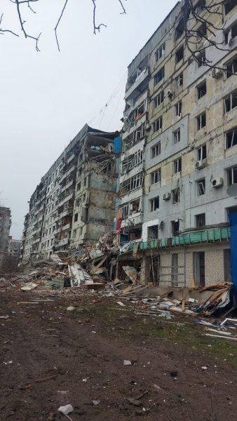 Росіяни завдали шість авіаударів по Оріхову: знищено під'їзд багатоповерхівки (фото)