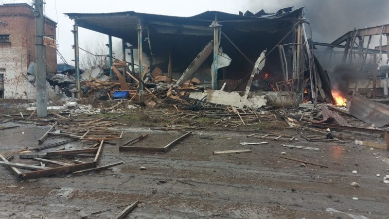 Росіяни завдали шість авіаударів по Оріхову: знищено під'їзд багатоповерхівки (фото)