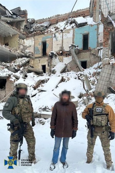 СБУ затримала зрадника, який "наводив" ворожі С-300 на позиції ЗСУ під Вугледаром 2 СБУ затримала зрадника, який "наводив" ворожі С-300 на позиції ЗСУ під Вугледаром