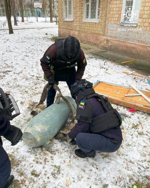 У Києві сапери вилучили бойову частину російської ракети Х-101 (фото)