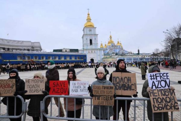 В Киеве сотни людей провели акцию Free Azov 
