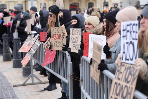 В Киеве сотни людей провели акцию Free Azov 