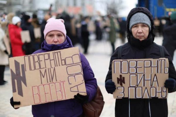 В Киеве сотни людей провели акцию Free Azov 