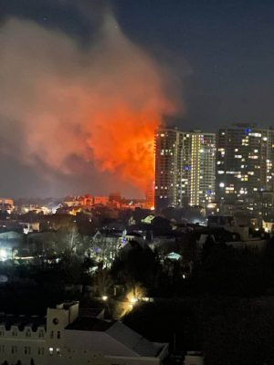В Одессе обломки ''Шахеда'' попали в многоэтажку, погиб человек 