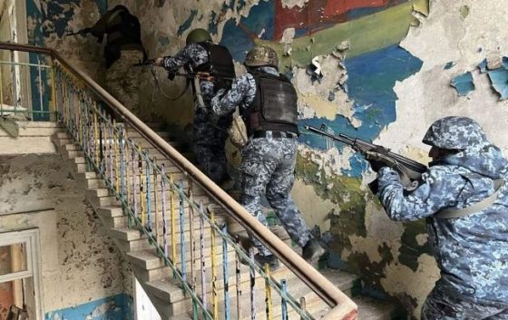 Відпрацювали штурм й зачистку будівель. Морські прикордонники провели навчання 4 vidpracjuvali shturm j zachistku budivel morski prikordonniki proveli navchannja 8bc4b42 scaled China Way