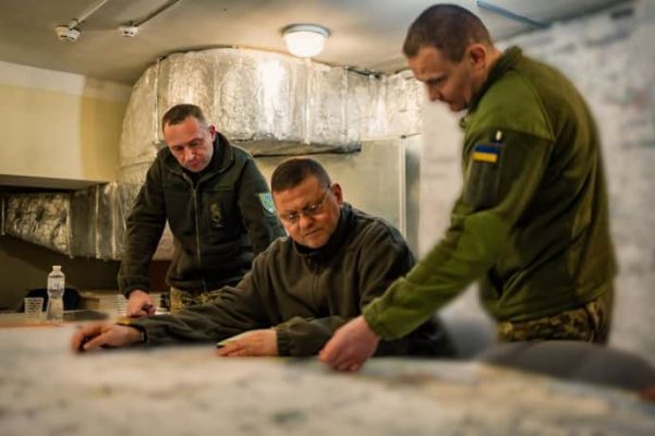 Залужный работал несколько дней с военными на передовой 