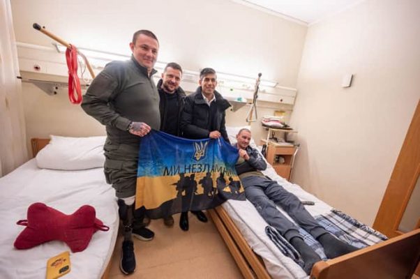 Зеленский и Сунак посетили военных в госпитале 