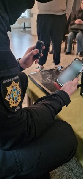Брав участь у ток-шоу на каналах Медведчука. У Києві блогер готував фейки для росЗМІ