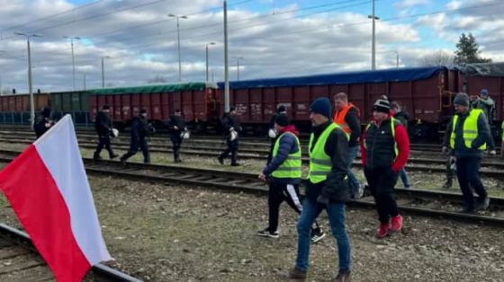 Польские протестующие блокировали пассажирский поезд из Украины 1 polskie protestujushhie blokirovali passazhirskij poezd iz ukrainy 146ac86 scaled China Way