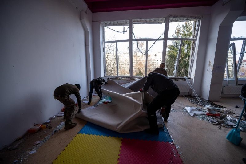 Пожежу гасили дві години, підстанцію знищено. Нові подробиці удару РФ по Львову (фото) 7 Пожежу гасили дві години, підстанцію знищено. Нові подробиці удару РФ по Львову (фото)