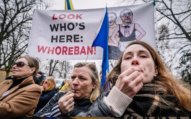 Приспешники Путина'': Фицо и Орбана в Праге встретили протестом 