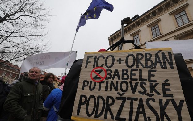 Приспешники Путина'': Фицо и Орбана в Праге встретили протестом 