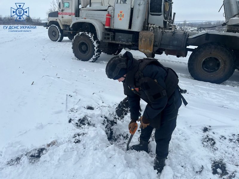 Сапери знищили дві нерозірвані авіабомби, які РФ скинула на Харківську область (фото) 2 Сапери знищили дві нерозірвані авіабомби, які РФ скинула на Харківську область (фото)
