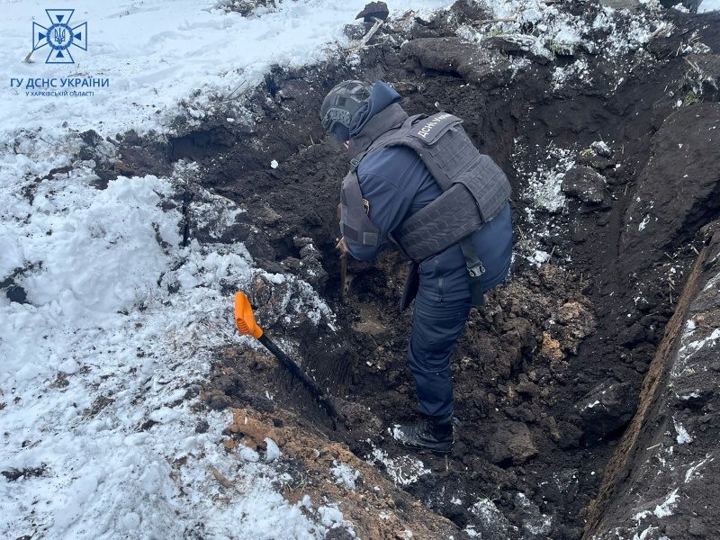 Сапери знищили дві нерозірвані авіабомби, які РФ скинула на Харківську область (фото) 4 Сапери знищили дві нерозірвані авіабомби, які РФ скинула на Харківську область (фото)