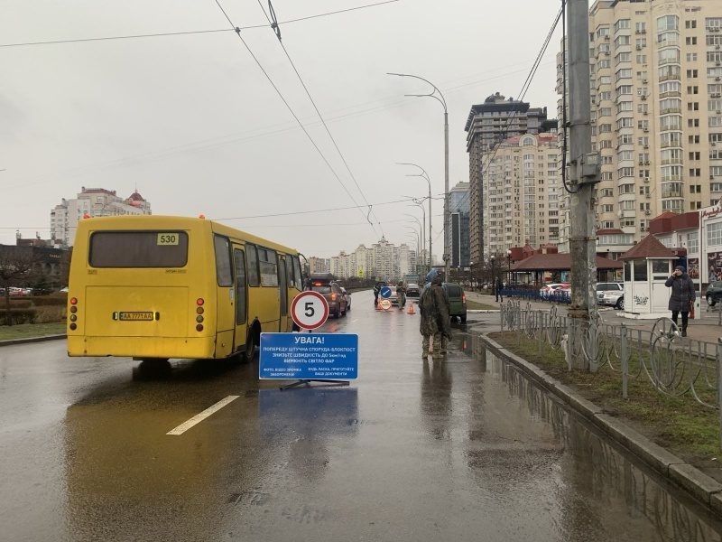 Шукають ДРГ. В Оболонському районі Києва встановили блокпости (фото)