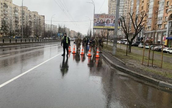 Шукають ДРГ. В Оболонському районі Києва встановили блокпости (фото) 1 shukajut drg v obolonskomu rajoni kiyeva vstanovili blokposti foto 4c3922c scaled China Way