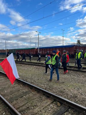 В воскресенье польские фермеры попытались заблокировать на границе движение поездов 