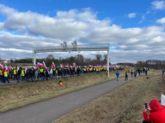 В воскресенье польские фермеры попытались заблокировать на границе движение поездов 