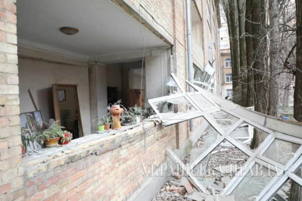 Кличко показал разрушенный корпус академии в центре Киева 