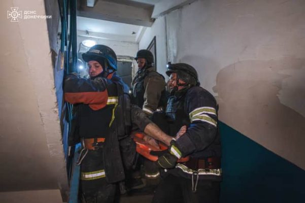 Поздно вечером 12 марта россияне сбросили авиабомбу на Мирноград, что в Донецкой области: частично разрушен пятиэтажный дом, 2 человека погибли под завалами 