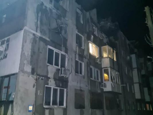 Поздно вечером 12 марта россияне сбросили авиабомбу на Мирноград, что в Донецкой области: частично разрушен пятиэтажный дом, 2 человека погибли под завалами 
