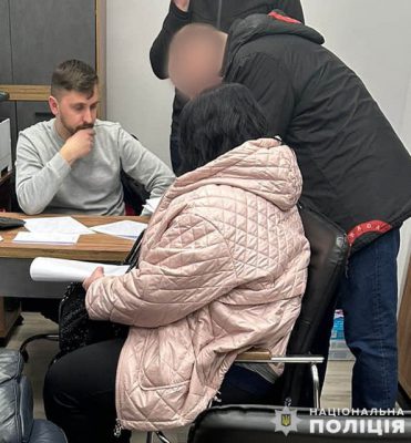 ''Женись на мне, если хочешь за границу'': женщина с инвалидностью предлагала незаконные услуги 