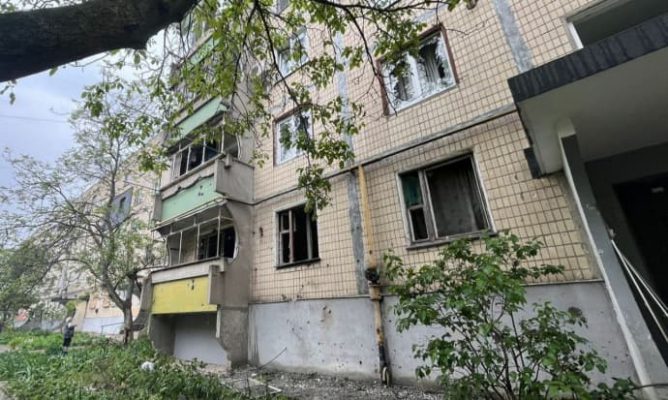 Армия РФ из артиллерии обстреляла Никополь, пострадал мужчина и 9-летний ребенок 2 Армия РФ из артиллерии обстреляла Никополь, пострадал мужчина и 9-летний ребенок