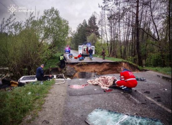 На Киевщине микроавтобус с людьми упал в пропасть: двое погибших 2 На Киевщине микроавтобус с людьми упал в пропасть: двое погибших