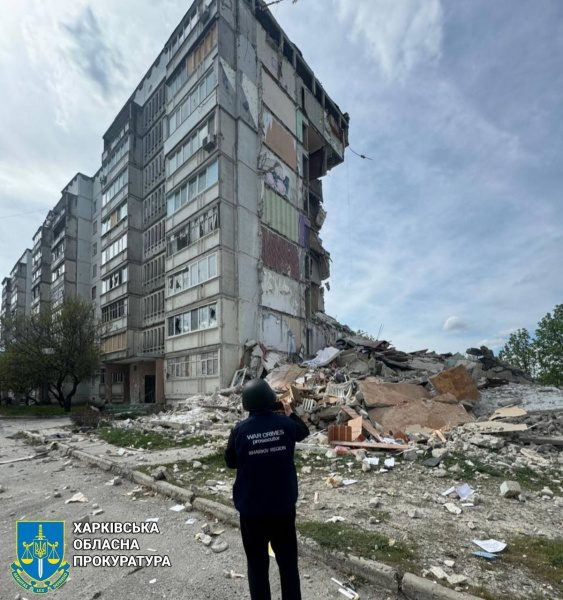 Пряме влучання в багатоповерхівку. Кількість жертв через обстріл Вовчанська зросла 2 Пряме влучання в багатоповерхівку. Кількість жертв через обстріл Вовчанська зросла