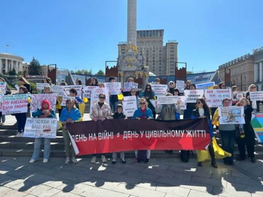 Родные военных устроили на Майдане акцию за четкие сроки службы 2 Родные военных устроили на Майдане акцию за четкие сроки службы