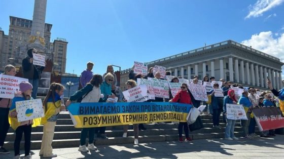 rodnye voennyh ustroili na majdane akciju za chetkie sroki sluzhby 784ae61 scaled China Way