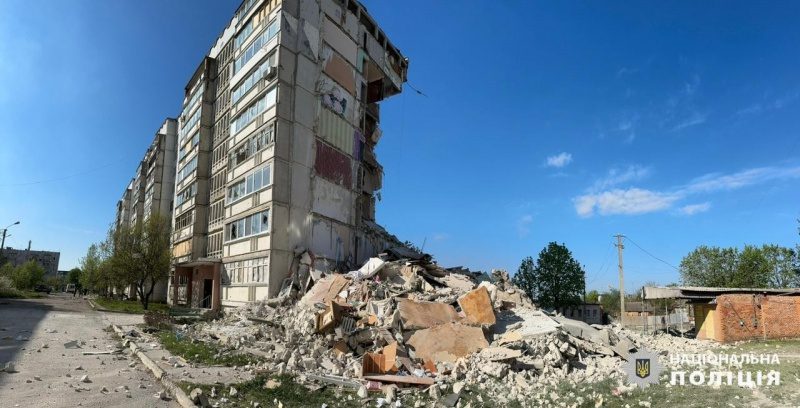 Росіяни вдарили по Вовчанську планерувальним боєприпасом: є жертва та поранені 3 Росіяни вдарили по Вовчанську планерувальним боєприпасом: є жертва та поранені