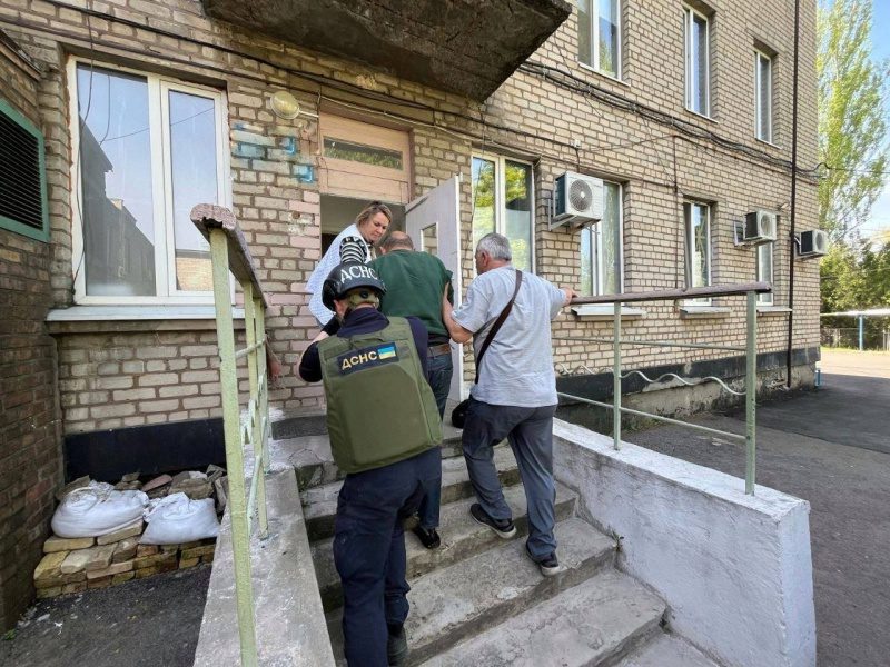 Росіяни випустили ракету по Дніпру: від уламків постраждали люди 2 Росіяни випустили ракету по Дніпру: від уламків постраждали люди