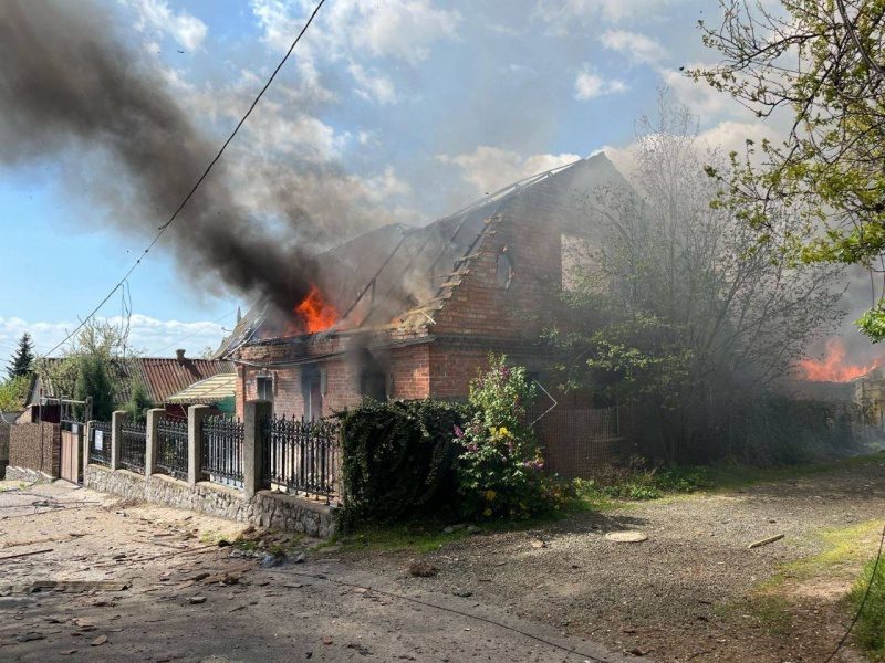 Росіяни випустили ракету по Дніпру: від уламків постраждали люди 5 Росіяни випустили ракету по Дніпру: від уламків постраждали люди