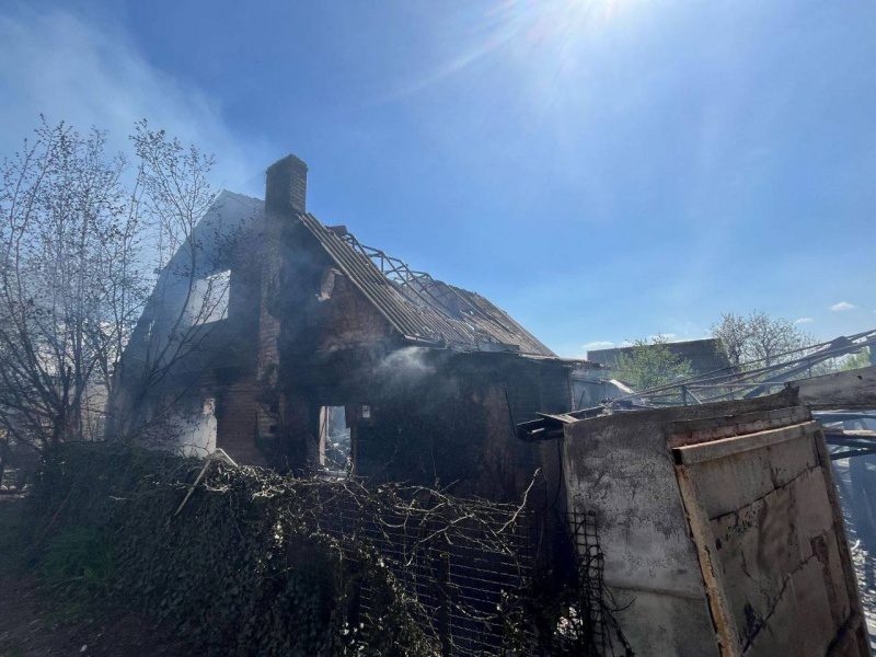 Росіяни випустили ракету по Дніпру: від уламків постраждали люди 4 Росіяни випустили ракету по Дніпру: від уламків постраждали люди